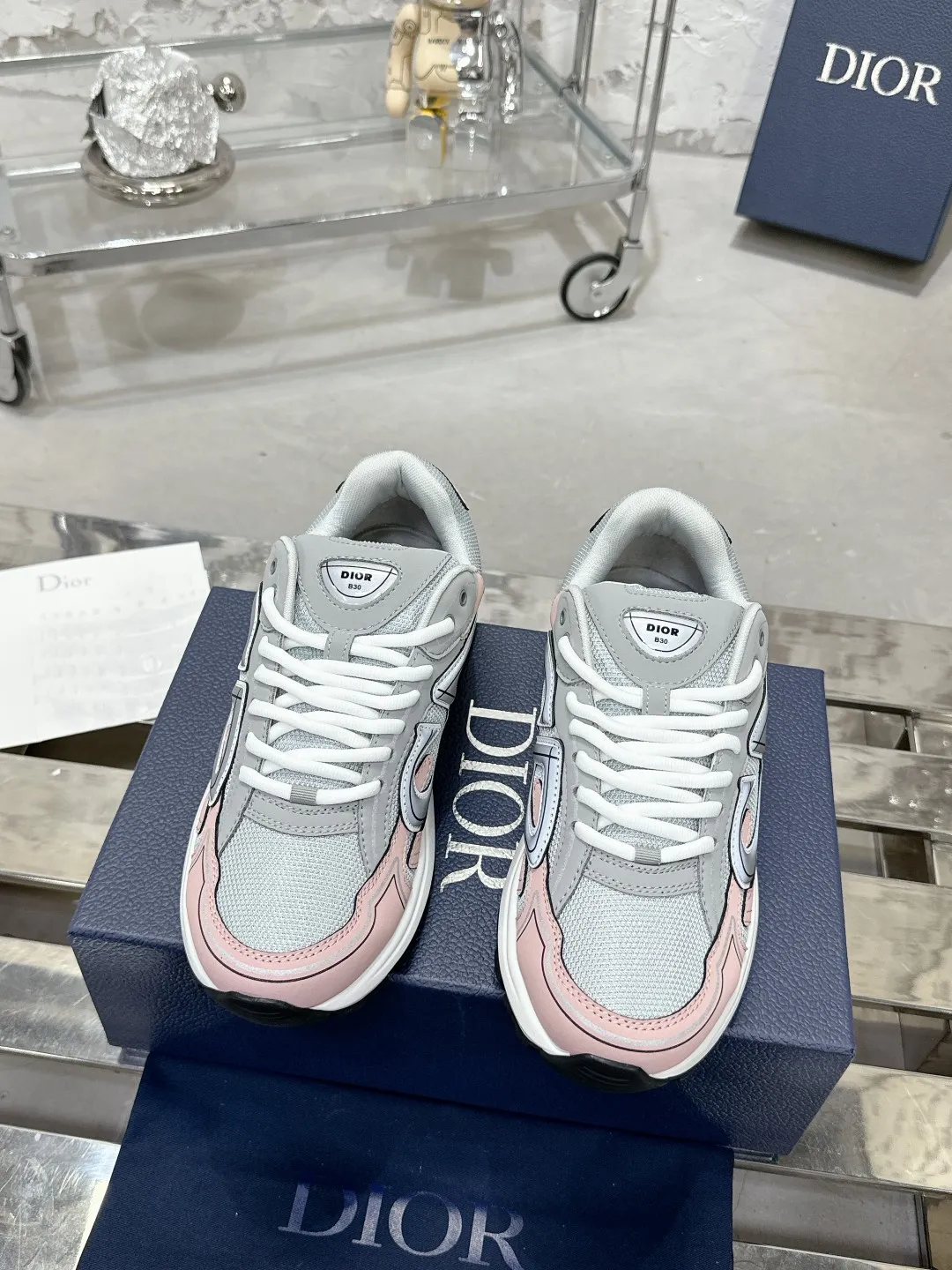 Men's men's shoes 💰600❤️❤️❤️High version Dior Dior's latest color matching B30 series reflective dad sneakers original 17380💰 purchased for development and production Brand new B30 sneakers Dad Shoes style shoes that follow the trend of the retro market The Dior logo on the tongue also indicates that this pair of shoes is the B30 model! B30 uses fine-textured leather and mesh cloth materials to form a shoe body. There are conspicuous letters CD on both sides of the shoe body to indicate identity. Many lines on the shoe body outline details to make the shoes look less monotonous and full of retro flavor. The delivery counter is exquisitely packaged🛍📦 ▪️Fabric: Original customized technical fabric + mesh ▪️Inner lining: Customized breathable lining ▪️Outsole: Original molded IP foam + TPU outsole ▪️Sole thickness: 3.5CM ▪️Size: Women’s size 35-40 / Men’s size 39-46